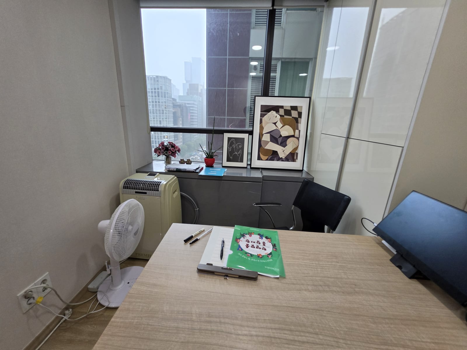 위아래 사이에서 혼자 삼키는 감정, 중간관리자의 외로운 마음을 돌보는 법